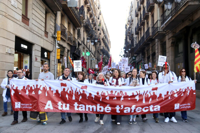 Una nova manifestació de metges recorre el centre de Barcelona en la quarta jornada de vaga