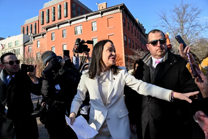 L'opositora veneçolana María Corina Machado (centre) ahir, a la sortida d'una reunió a la Casa Blanca (fotografia: Graeme Sloan/Bloomberg).