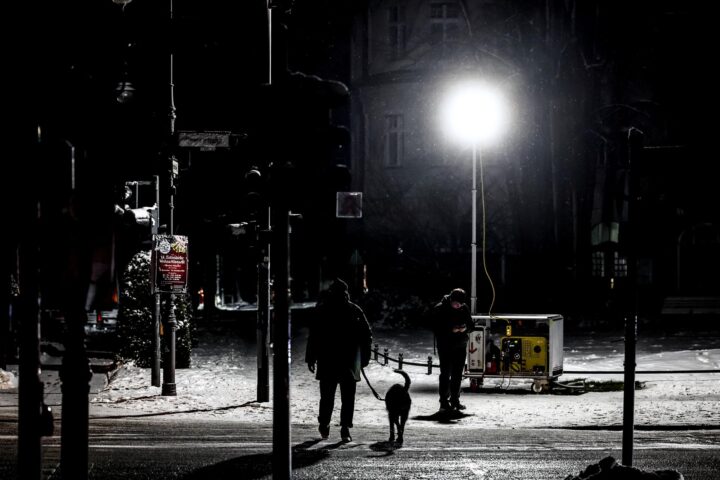 Un home passeja el gos davant un generador elèctric en un punt d’atenció per a residents locals instal·lat a la Mexikoplatz, al sud-oest de Berlín, ahir (fotografia: Pilip Singer).