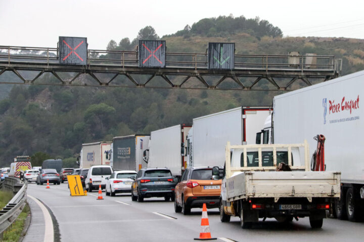 Retenció de vehicles a l'AP-7 a l'altura de Martorell.