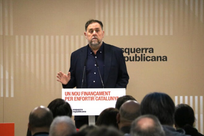 El Col·lectiu 1 d’Octubre lliura unes 200 signatures a ERC per exigir una consulta interna sobre el finançament