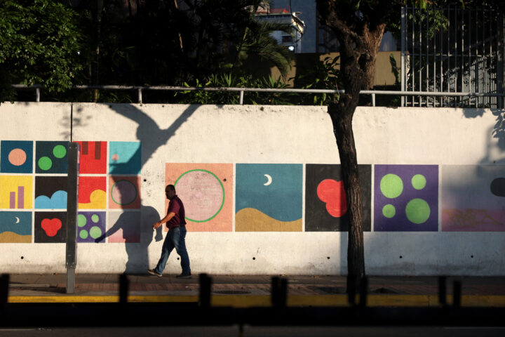 Un vianant camina per un carrer buit a Caracas, la capital de Veneçuela, ahir (fotografia: Miguel Gutiérrez/Efe).