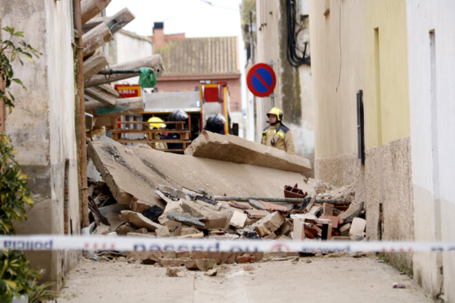 Els bombers rescaten la persona atrapada sota les runes d’una casa a Vilanova de Bellpuig