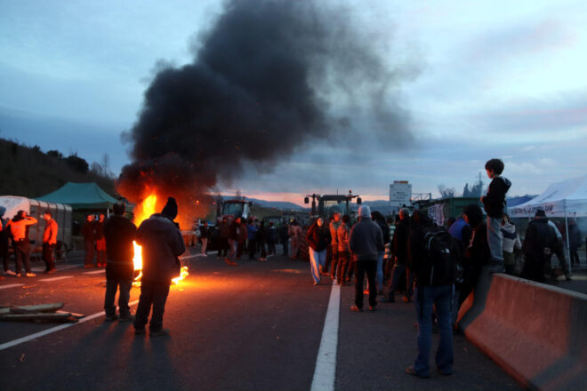 [EN DIRECTE] Els pagesos decideixen de passar la nit a les carreteres