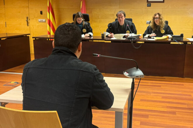 Condemnen a vuit anys de presó un home per intentar matar dos companys de pis a Girona