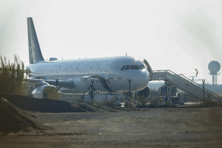 L'avió amb amenaça de bomba (fotografia: EFE/ Quique Garcia).