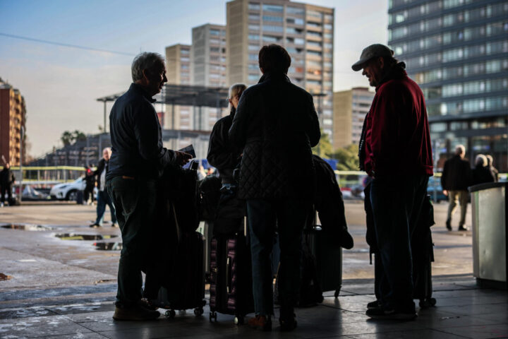 Un grup de passatgers parla sobre quines alternatives utilitzar arran de la crisi ferroviària (fotografia: ACN).