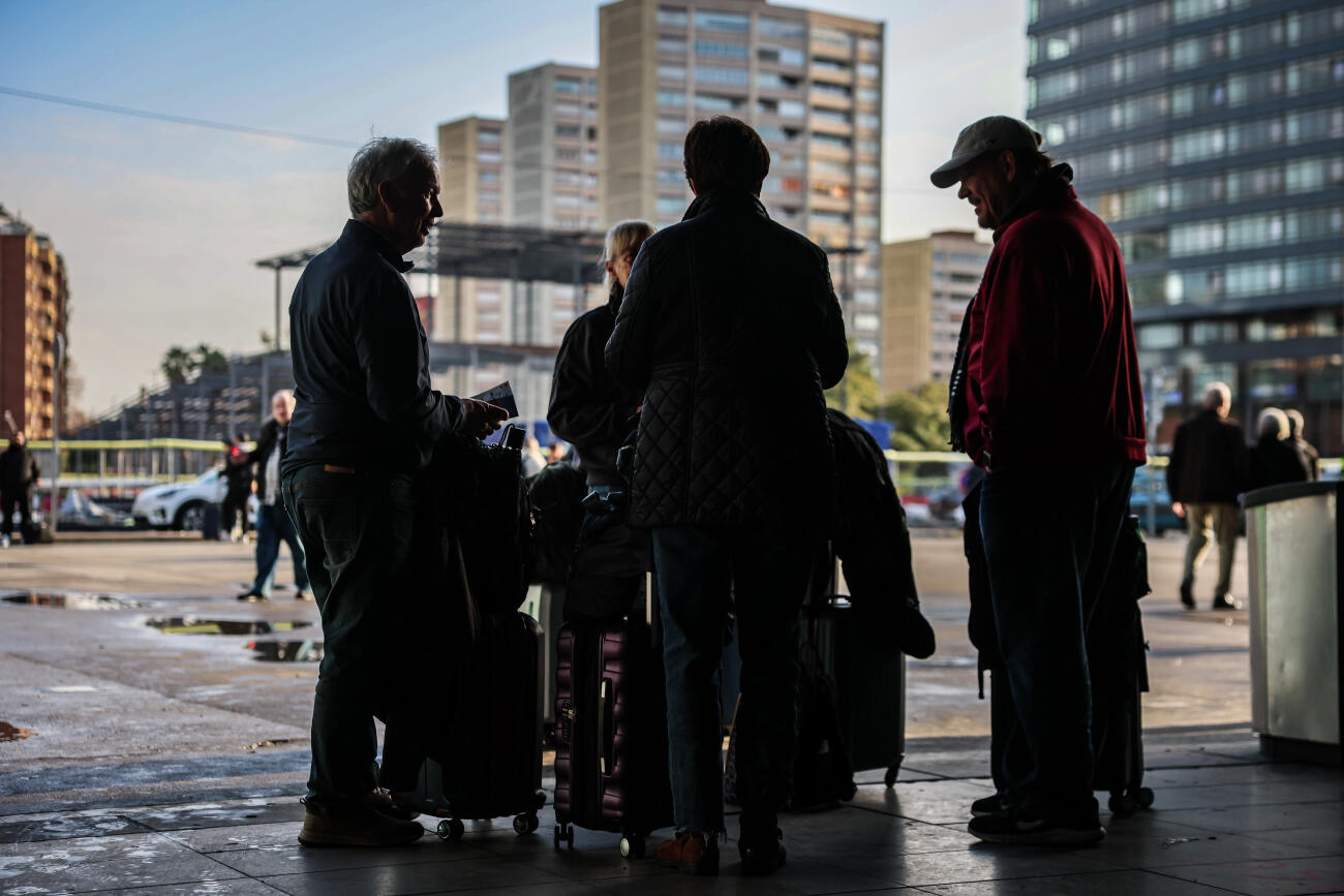 Un grup de passatgers parla sobre quines alternatives utilitzar arran de la crisi ferroviària (fotografia: ACN).
