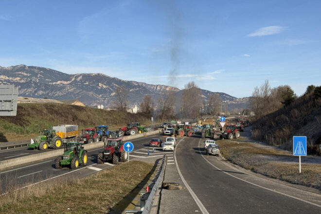 Els pagesos surten satisfets de la reunió amb Illa i preveuen d’aixecar els talls