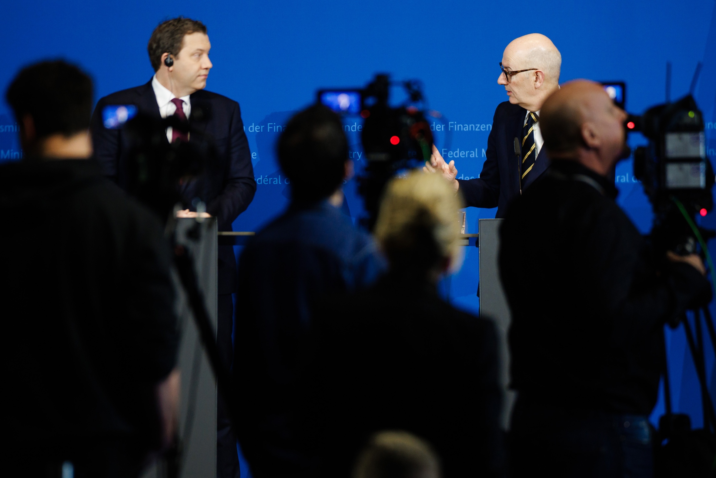 El ministre de Finances alemany, Lars Klingbeil (esquerra), i el seu homòleg francès, Roland Lescure (dreta), s'adrecen a la premsa després d'una reunió conjunta entre ambdós dirigents a Berlín, el proppassat 19 de gener (fotografia: Clemens Bilan/Efe).