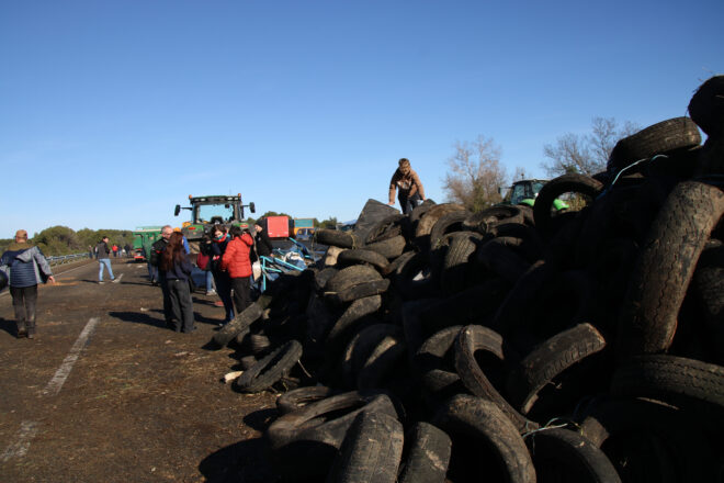 Els pagesos del tall de la AP-7: “Marxarem amb el cap alt o perquè ens atonyinen”
