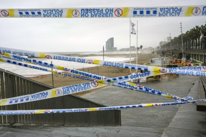 Onades de deu metres, ports incomunicats i platges engolides: els efectes marítims del temporal