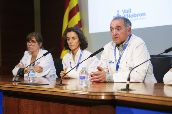 El director gerent de l'Hospital Vall d’Hebron, Albert Salazar; la cap de neurologia, Patricia Pozo (centre); i la cap del servei de medicina física i rehabilitació, Judith Sánchez-Raya (esquerra), van informar ahir en una conferència de premsa sobre l’evolució del president de la Generalitat (fotografia: Enric Fontcuberta).