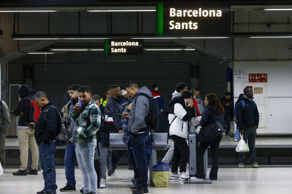La resignació i desconcert dels usuaris de Rodalia: “Mai no saps si arribaràs tard o si no arribaràs”