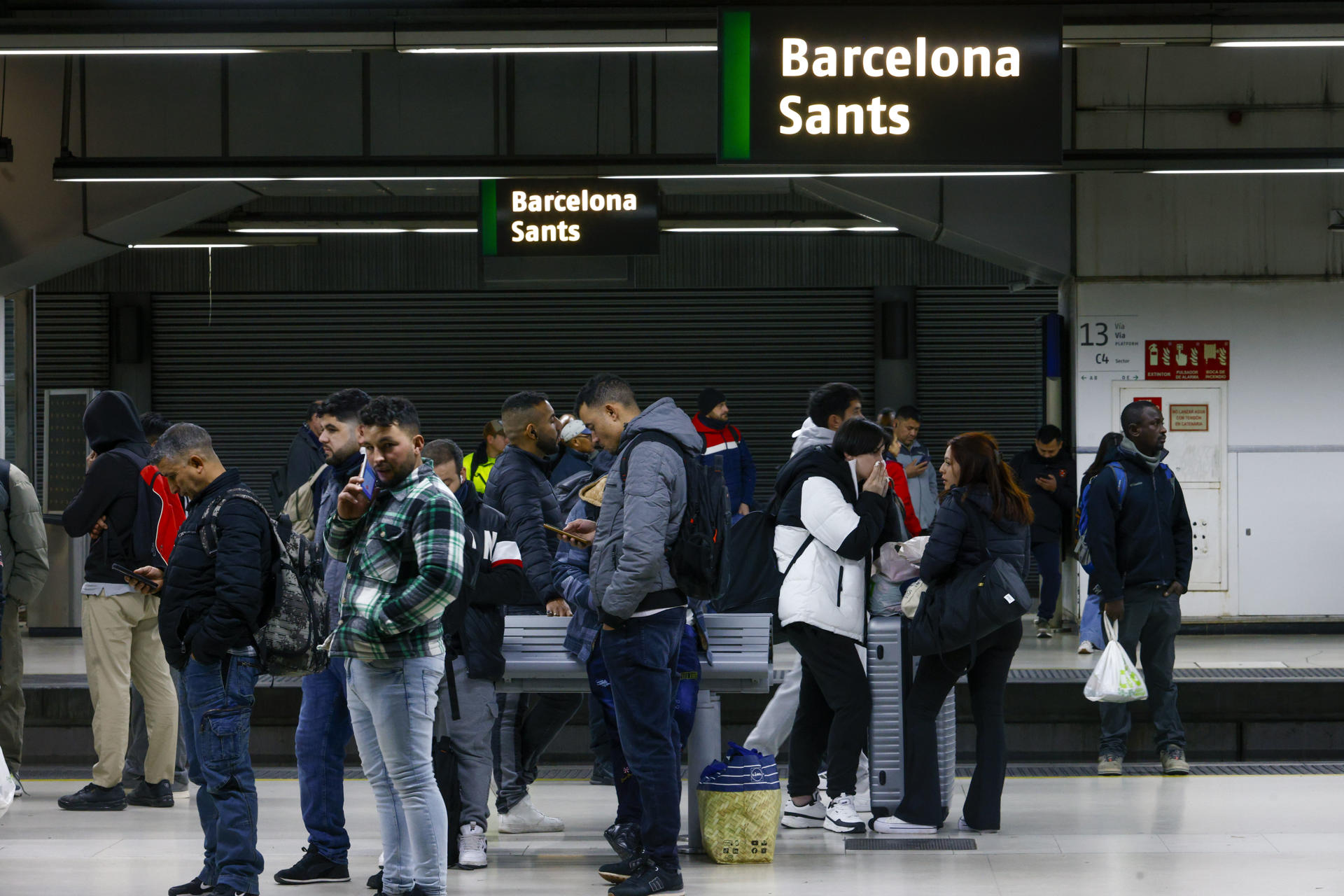 Usuaris a l'estació de Sants, en una imatge d'arxiu (fotografia: EFE/ Quique García.)