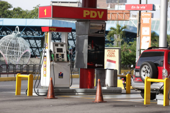 Benzinera de PDV, la petroliera estatal veneçolana, a Caracas, ahir (fotografia: Ronald Peña/Efe).