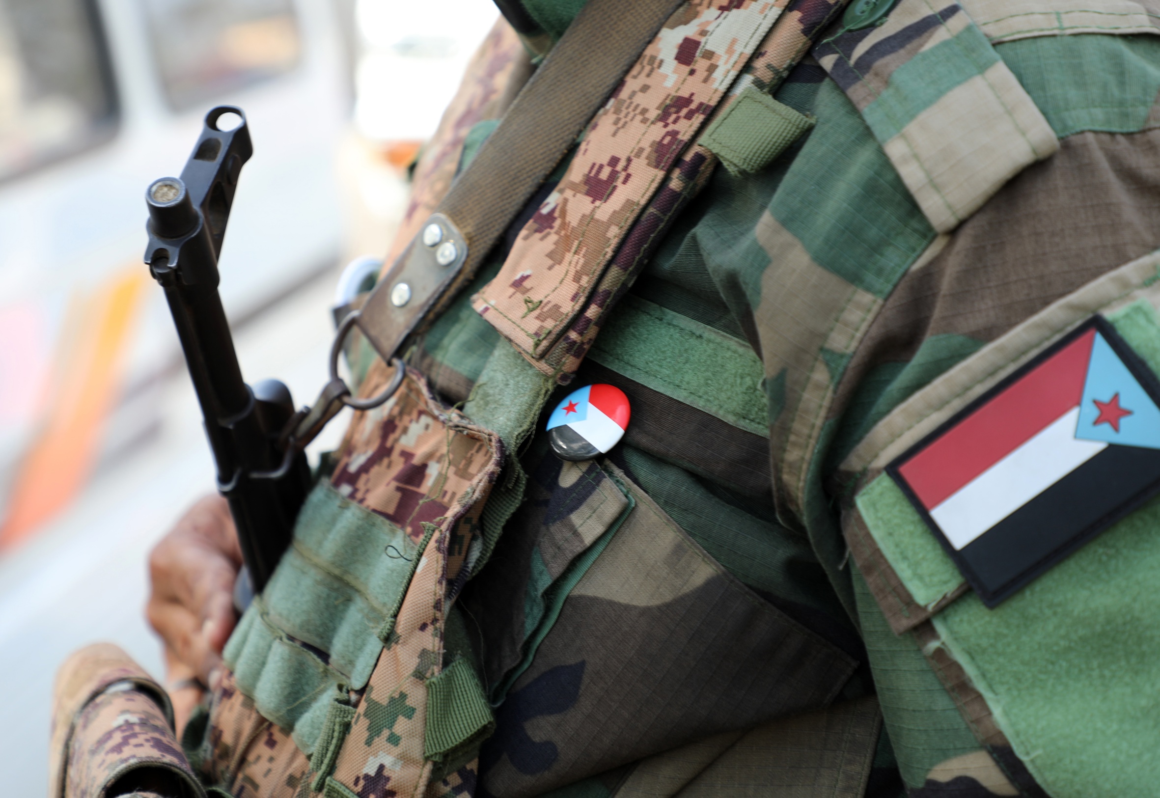 Militant de l'STC, amb la bandera del Iemen del Sud, a la ciutat d'Aden, al sud del Iemen, aquesta setmana (fotografia: Najeeb Mohamed/Efe).