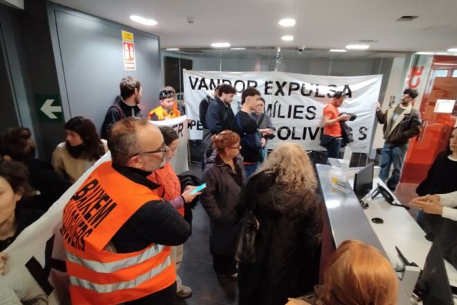 Una cinquantena de persones ocupen Vandor per exigir la renovació de contractes de lloguer