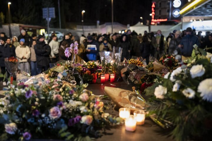 Centenars de persones han fet una vetlla en silenci a Crans-Montana, per expressar el seu dolor per l'accident. Fotografia: Alessandro Della Valle