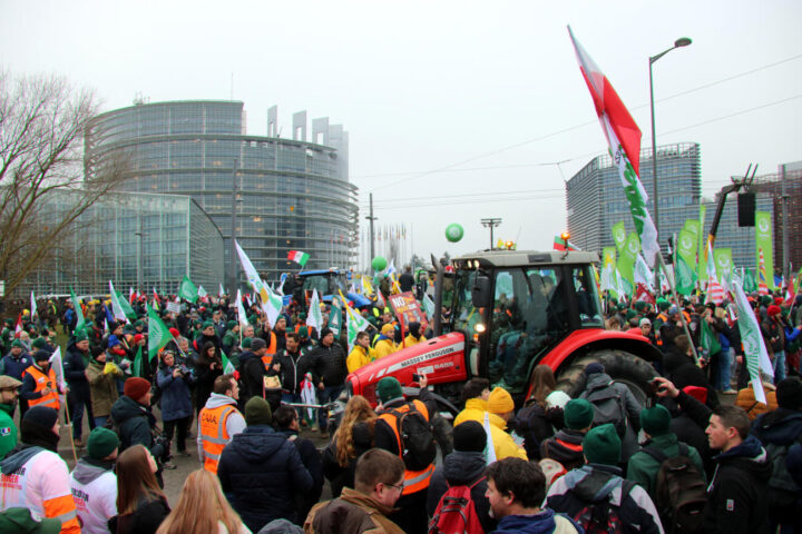 Desenes de tractors i agricultors protesten contra el Mercosur davant del Parlament Europeu (fotografia: ACN / Natàlia Segura).