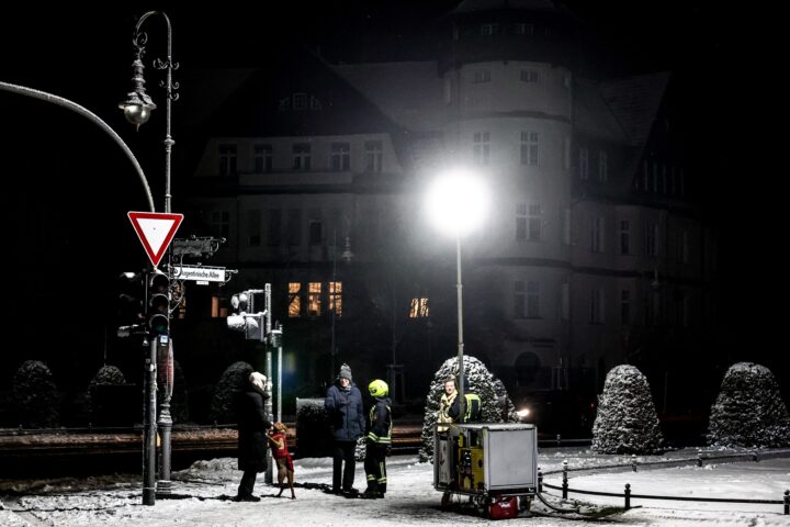 Berlín, a les fosques (fotografia: EFE/EPA/Filip Singer)
