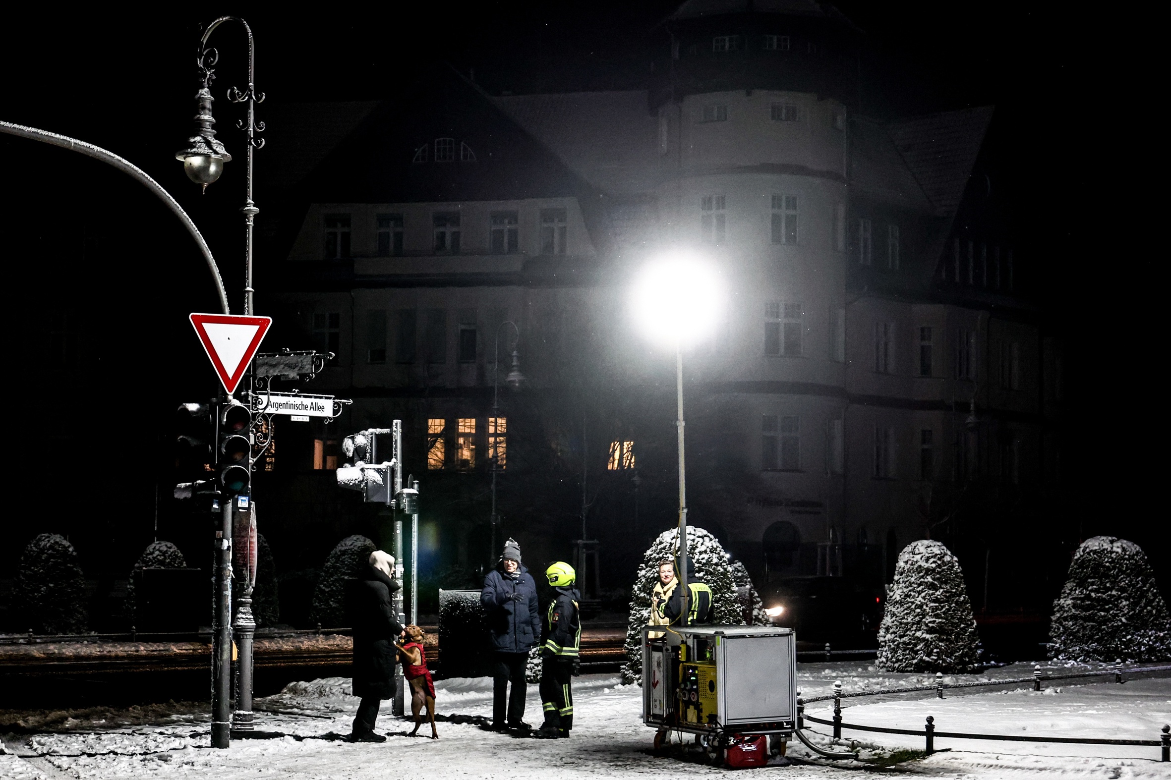Berlín, a les fosques (fotografia: EFE/EPA/Filip Singer)