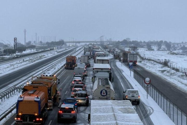 Vehicles atrapats a l'A-2 a la Segarra, en sentit Barcelona.
