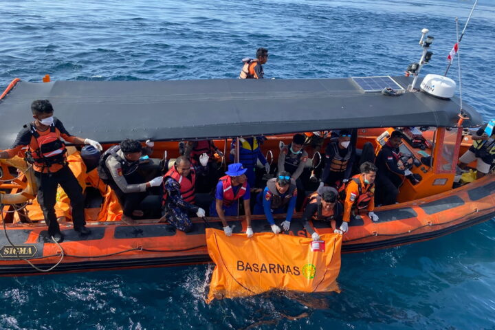 El cos trobat prop del naufragi (fotografia: EFE/EPA/Basarnas)