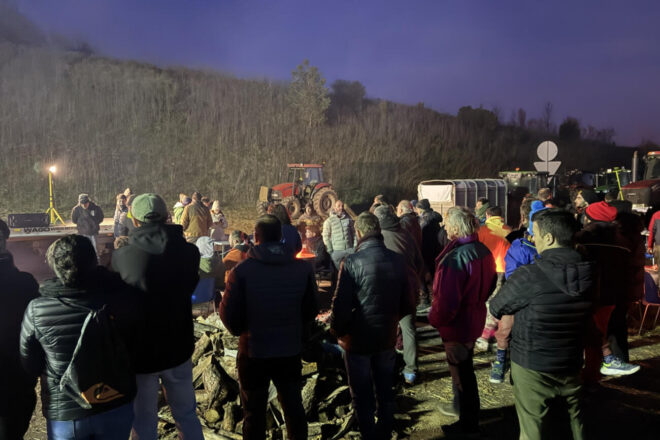 Els pagesos aixequen els talls de les carreteres després de la reunió amb Illa