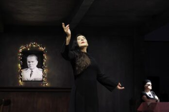 Marina Abramović, amb la imatge de Tito en el record (fotografia: Liceu).