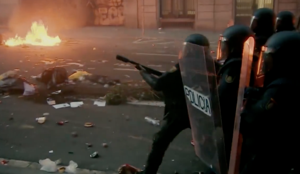 El Vietnam espanyol de ‘Ícaro, la semana en llamas’: antiavalots amb por, perdent i plorant a Catalunya