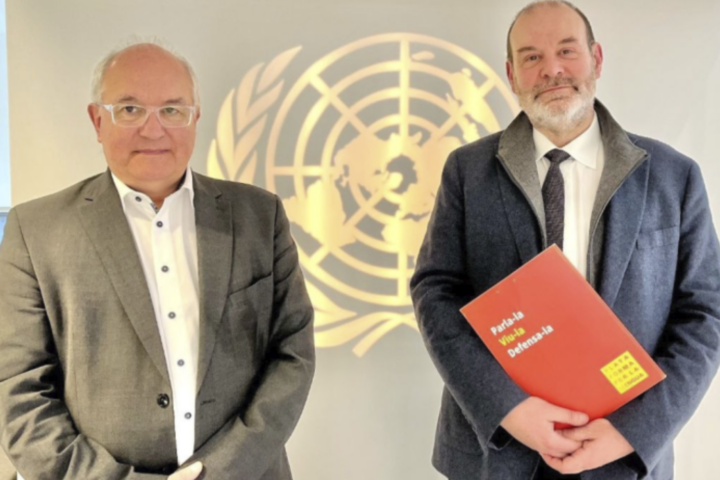 El relator especial de l'ONU per als afers de les minories, Nicolas Levrat, amb el president de Plataforma per la Llengua, Òscar Escuder