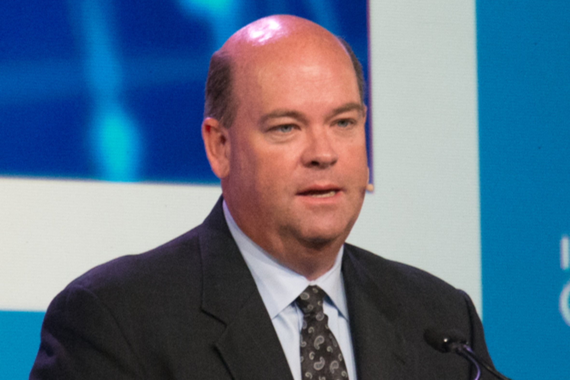 Ryan Lance, conseller delegat de la petroliera ConocoPhillips, ha agraït la operació militar a Veneçuela. Ara hi entrarà ell, gràcies a l'ajuda de l'estat (Foto: Bartolomej Tomic / Viquipèdia)