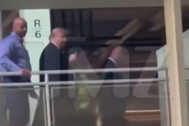 [VÍDEO] Trump insulta i fa la figa a un treballador durant una visita a la fàbrica de Ford