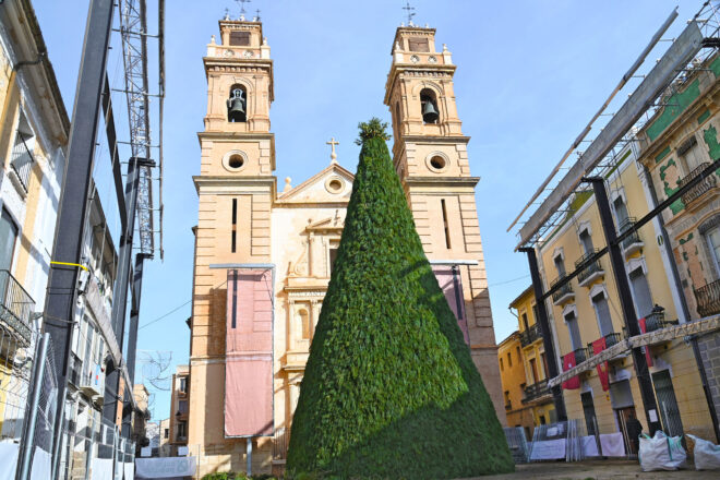 Tot a punt per a l’encesa de la gran foguera de Canals