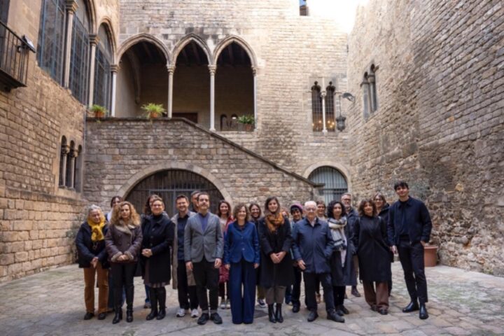 La consellera de Cultura, Sònia Hernández; el director de la Institució de les Lletres Catalanes, Eduard Escoffet; i representants d'entitats del sector literari català, al pati gòtic del Palau Requesens, seu de la Casa de les Lletres.