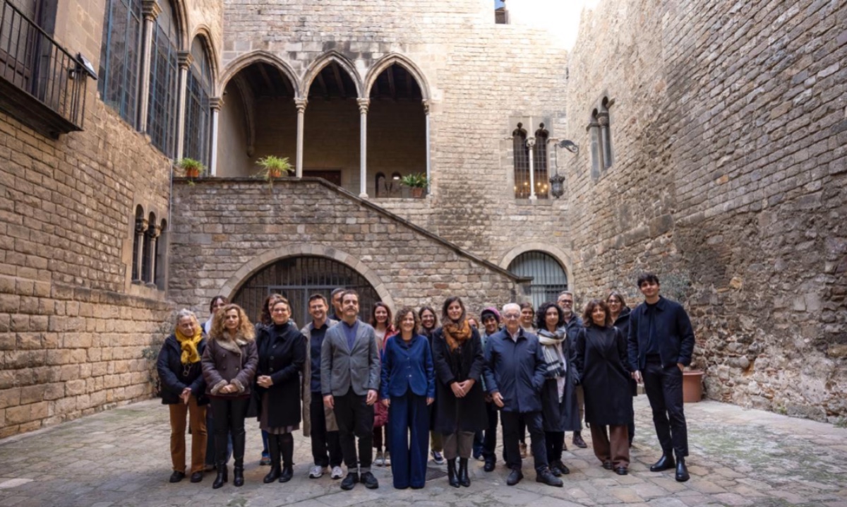 La consellera de Cultura, Sònia Hernández; el director de la Institució de les Lletres Catalanes, Eduard Escoffet; i representants d'entitats del sector literari català, al pati gòtic del Palau Requesens, seu de la Casa de les Lletres.