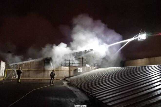 Revifa l’incendi de la fàbrica d’aliments congelats de Reus i desallotgen 44 veïns pel fum