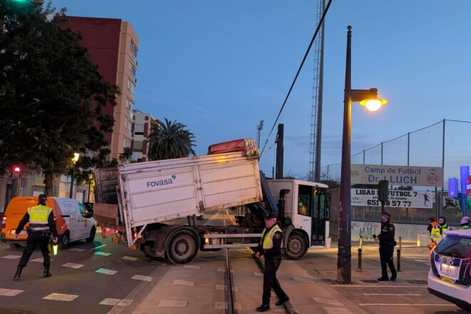 Un tram de les línies 4 i 6 del metro de València, fora de servei per danys en una catenària