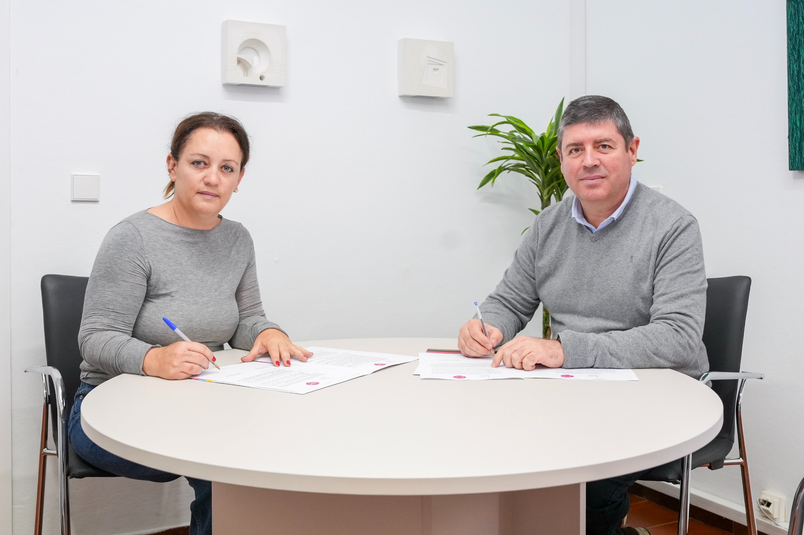 La portaveu de GxF, Alejandra Ferrer, i el conseller d’Economia, Javi Serra