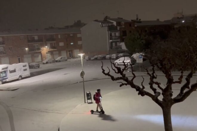 La neu emblanquina bona part del país i arriba a cotes de 100 metres