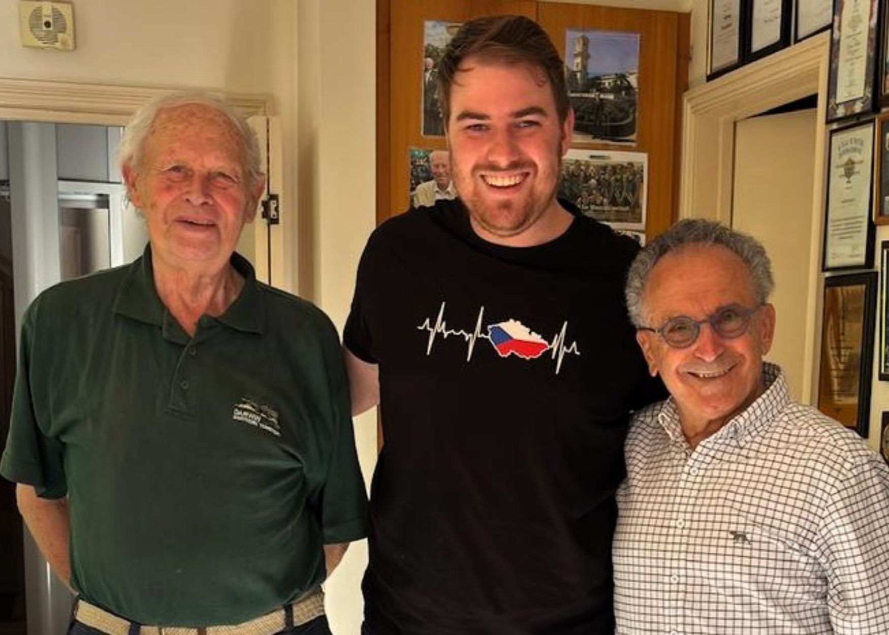 La cursa contra rellotge del jove txec que lluita per preservar la memòria de l’Holocaust