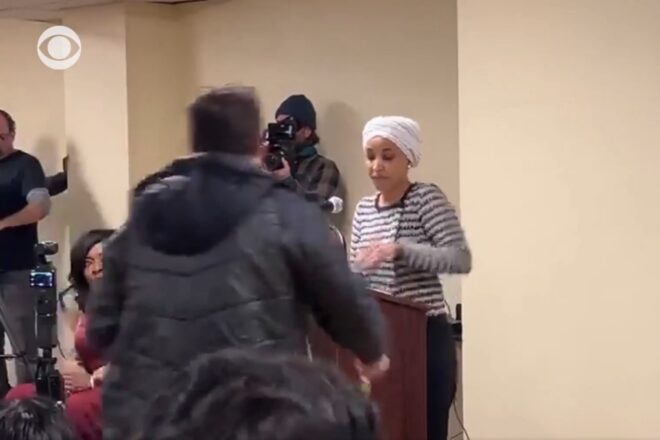 Un home ataca la congressista demòcrata Ilhan Omar en plena crisi de Minnesota
