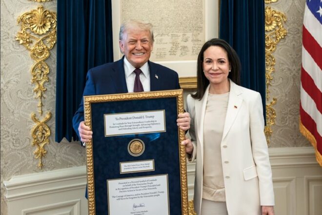 María Corina Machado es reuneix amb Trump i li ofereix la medalla del premi Nobel de la pau
