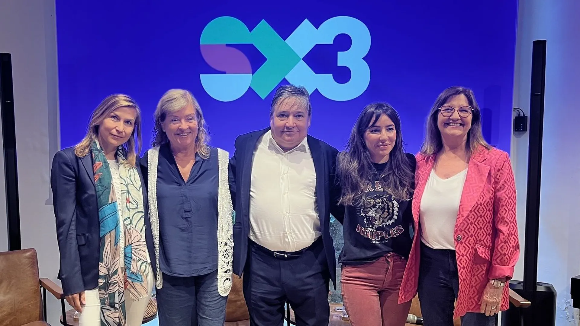 Vanesa Hernàndez i Laia Servera amb les conselleres de la CCMA Àngels Ponsa i Carme Figueras i el director de TV3, Sigfrid Gras, durant una trobada amb els mitjans per fer balanç del primer any de SX3. Fotografia: 3Cat.