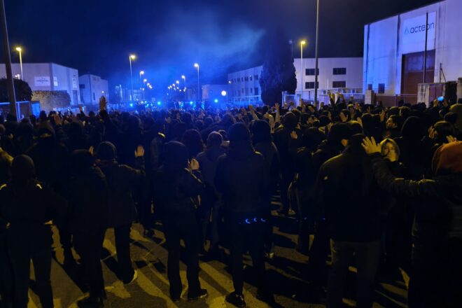 Centenars de persones planten cara a una organització feixista que pretenia presentar-se a Sentmenat