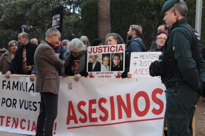 Les víctimes escridassen Cuenca i Pradas en arribar als jutjats de Catarroja
