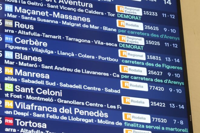 Encara hi ha gent que corre per agafar el tren