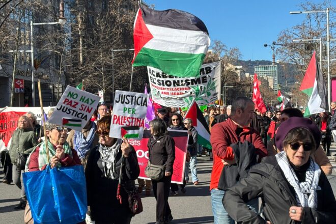 Manifestació al centre de Barcelona en suport de Palestina i per a demanar l’embargament d’armes a Israel
