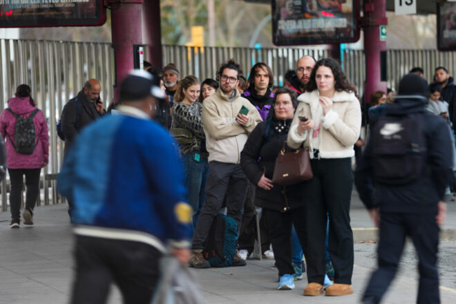 Llargues cues a Fabra i Puig per l’aturada del servei de Rodalia: “Els autobusos van molt plens. És un caos”